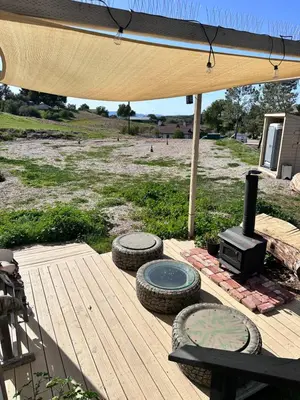 a wooden deck with a stove and some tires at Zaromelranch