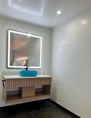a bathroom with a sink with a large mirror at Nubell Motel in Bell