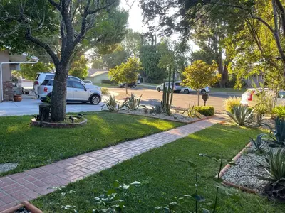 a garden with a brick walkway in a yard at 4BR Home near Universal - Private Pool, BBQ, Free Parking in Hickson
