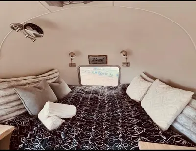a bedroom with a large bed in a trailer at Zaromelranch