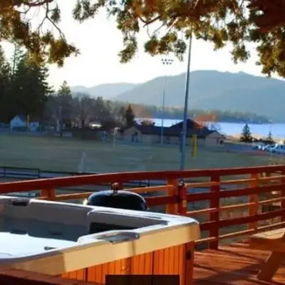 Lakeview Location Hot tub Tesla Charger tree house