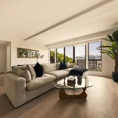 The Velvet Coast - Grand 3BR Artistic Haven