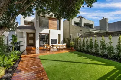 a backyard with a lawn and a house at Pacific Breeze - Modern Venice Beach Home in Los Angeles