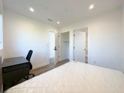 a bedroom with a bed and a desk and a chair at Eiven Homestay in Los Angeles