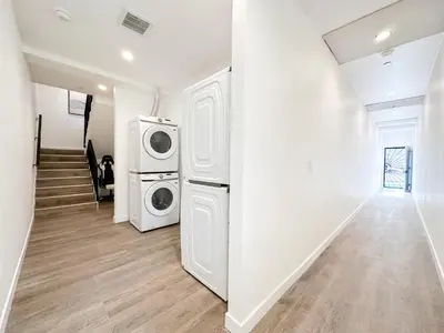 a laundry room with a washer and dryer at The 1443 in Los Angeles