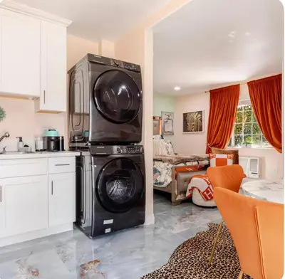 a kitchen with a washer and dryer in a room at Zen guess house in Los Angeles