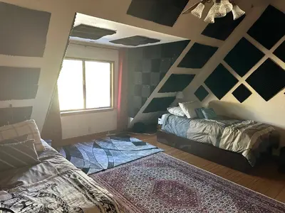 a room with two beds and a window in it at Le Studio de Sud in Lake Arrowhead