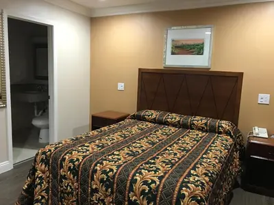 a hotel room with a bed and a bathroom at Fullerton Lodge in Fullerton