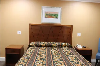 a bedroom with a bed and a picture on the wall at Fullerton Lodge in Fullerton