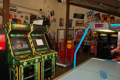 a room with two arcade machines and a video game at Soledad Canyon Cottage 2 in Ravenna