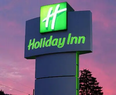 a hilleyim sign on top of a building at Holiday Inn Oxnard - Ventura by IHG in Oxnard