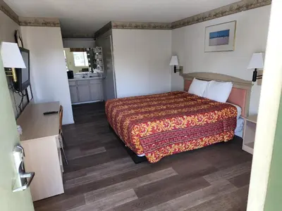 a hotel room with a bed and a kitchen at Town House Motel in Lancaster