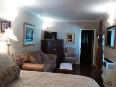 a living room with a couch and a living room with at FLEUR DE LAC EUROPERAN INn in Lake Arrowhead