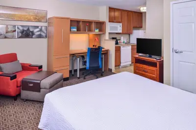 a room with a bed and a desk and a kitchen at TownePlace Suites by Marriott Thousand Oaks Ventura County in Thousand Oaks