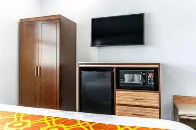 a room with a microwave and a tv at Rodeway Inn & Suites Pasadena in Pasadena