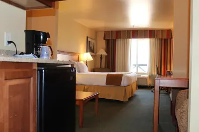 a hotel room with a bedroom with a bed at Holiday Inn Express Tehachapi by IHG in Tehachapi