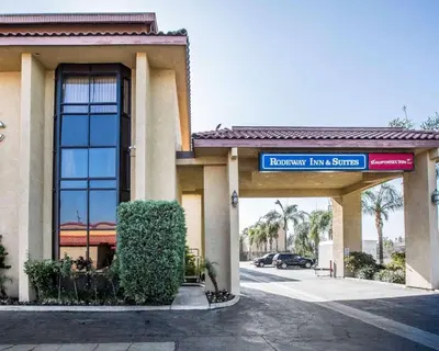 a hotel with a sign that reads dream inn suites at California Inn and Suites Bakersfield in Bakersfield