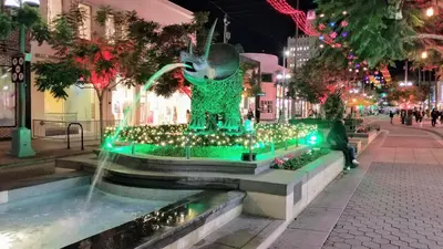 a fountain in the middle of a street with christmas lights at Double Suite Santa Monica - Free Parking in Santa Monica