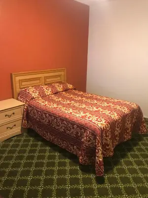 a bedroom with a bed and a dresser in it at Hotel West Inn, Hollywood - LA in Los Angeles