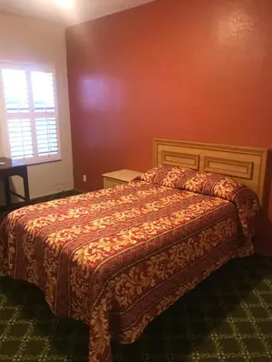 a bedroom with a bed and a window at Hotel West Inn, Hollywood - LA in Los Angeles