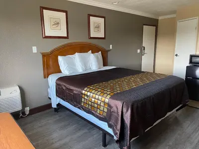 a bedroom with a bed in a room at Arlington Inn in Riverside