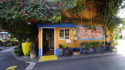 a building with a store with flowers on it at Villa Brasil Motel in Los Angeles