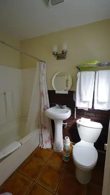 a bathroom with a toilet and a sink at Villa Brasil Motel in Los Angeles