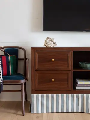 a wooden dresser with a tv on top and a chair at Palihotel Melrose in Los Angeles