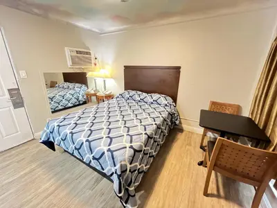 a bedroom with a bed and a desk in it at Griffith Park Motel, in Los Angeles Hollywood Area in Glendale