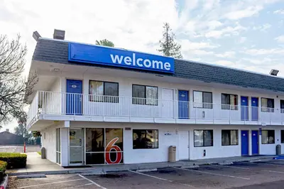 a welcome sign on the side of a building at Motel 6-Porterville, CA in Porterville