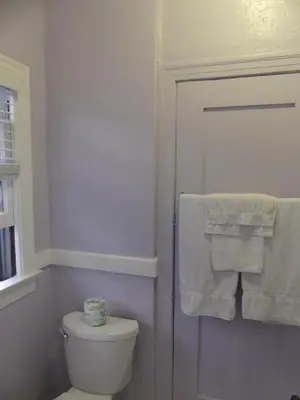 a bathroom with a white toilet and towels at Hotel del Flores in Los Angeles