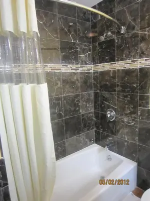 a bathroom with a shower curtain and a bath tub at Redondo Beach Inn-LAX in Gardena