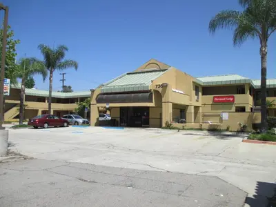 an empty parking lot in front of a building at Claremont Lodge in Claremont