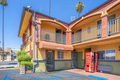 a building with a coffee machine in front of it at Economy Inn Hollywood in Los Angeles