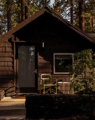 a cabin with a table and chairs in front of it at Colorado Lodge in Big Bear Lake