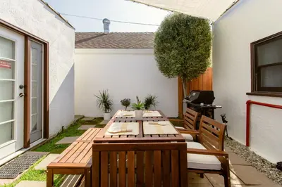 a patio with a table and chairs and a grill at Casita Gundry- Boutique Hideaway, Quaint Historic Charm in Long Beach