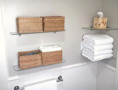 a bathroom with baskets and towels on a wall at Casita Gundry- Boutique Hideaway, Quaint Historic Charm in Long Beach