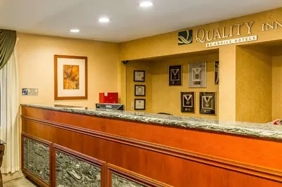 a lobby of a waiting room with a waiting counter at Quality Inn Near China Lake Naval Station in Ridgecrest