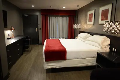 a hotel room with a large bed and a desk at Hotel Le Reve Pasadena in Pasadena