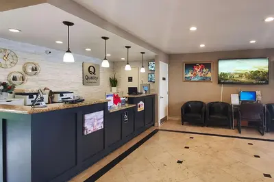 a bar in a restaurant with a counter and chairs at Quality Inn & Suites Anaheim at the Park in Anaheim