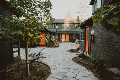 a courtyard with a tree and a building at Noon Lodge in Big Bear Lake