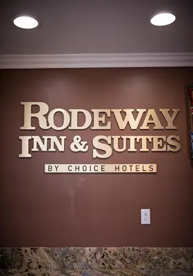 a sign for a roldeway inn and suites on a wall at Rodeway Inn & Suites Bellflower in Bellflower