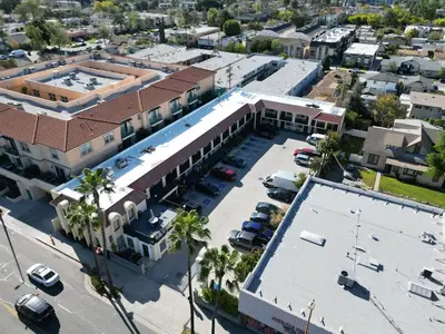 an overhead view of a city with a parking lot at Chariot Inn Glendale - Pasadena in Glendale