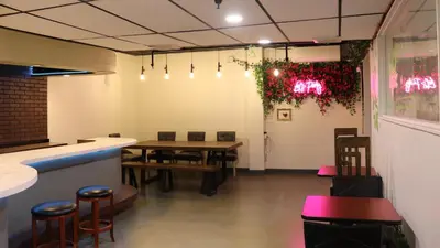 a dining room with a table and some chairs at Hometel Suites in Los Angeles