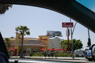 a street view of a shopping center with a restaurant at Hollywood Guest Inn in Los Angeles