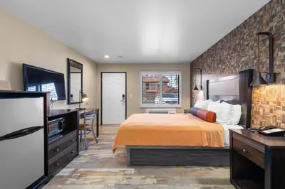 a bedroom with a large bed and a television at Santa Clarita Motel - Near six Flags Magic Mountain - Valencia in Santa Clarita