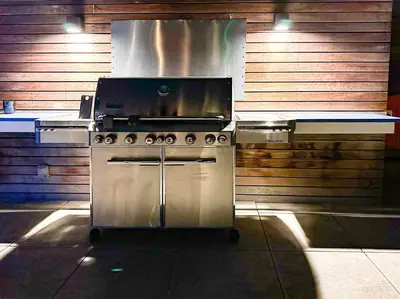 a kitchen with a grill on top of a stove at Fashion Loft 2 bedroom Downtown in Los Angeles