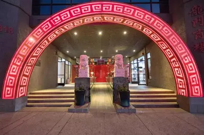 an archway with two statues in a building at Aiden Los Angeles Downtown Dragon Gate Inn in Los Angeles