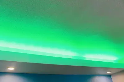 a green ceiling in a room with a ceiling at Arlington Motel in Long Beach
