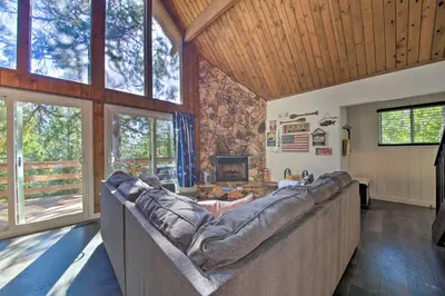 Gallery image of Mountain Haven with Hot Tub, Game Room, and Treehouse! in Lake Arrowhead
